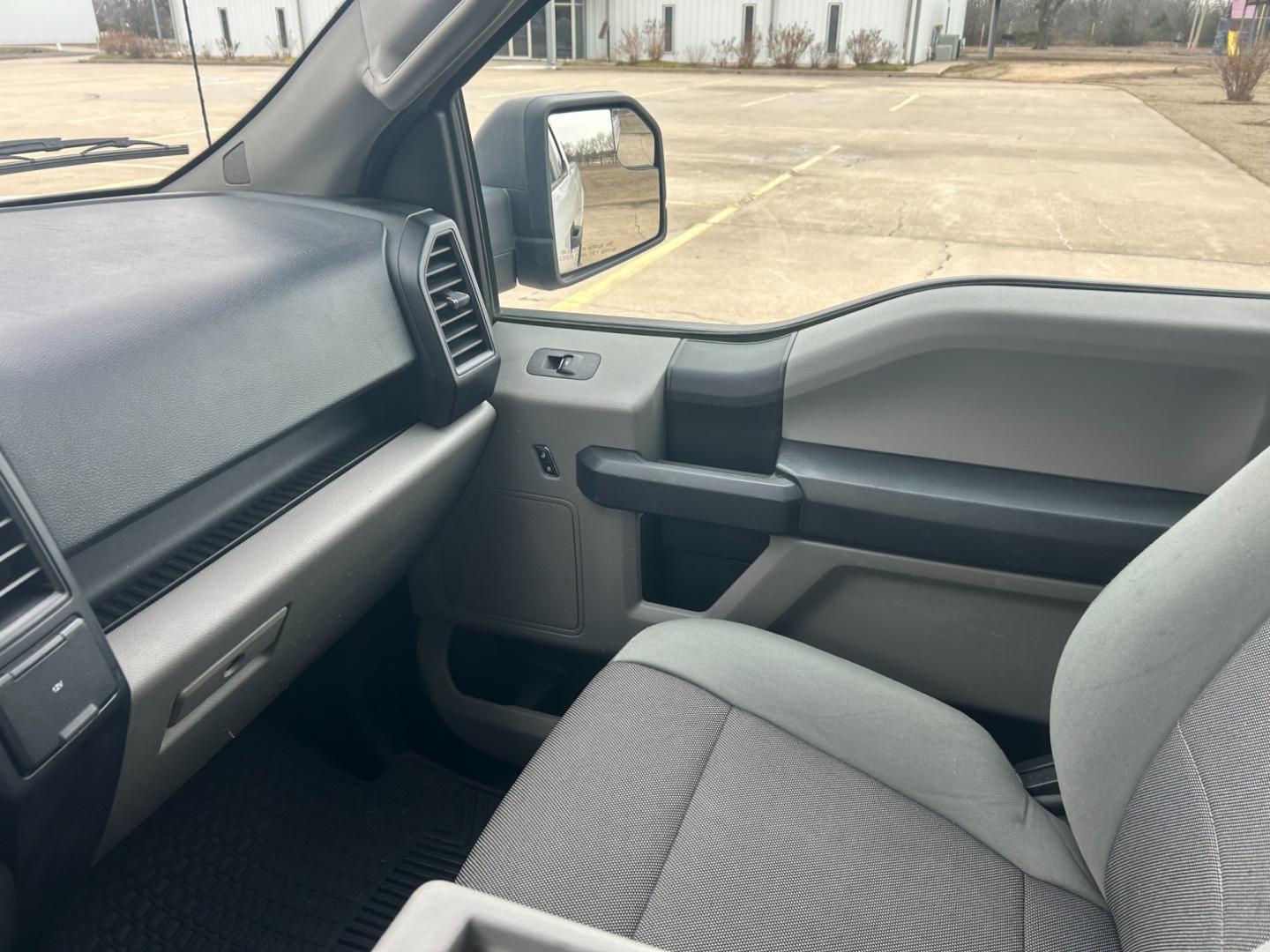 2017 White /Gray Ford F-150 XLT SuperCab 8-ft. Bed 4WD (1FTEX1EF4HK) with an 5.0L V8 OHV 16V engine, 6-Speed Automatic transmission, located at 17760 Hwy 62, Morris, OK, 74445, (918) 733-4887, 35.609104, -95.877060 - 2017 FORD F-150 5.0 V8 XL SUPERCAB 4WD BI-FUEL RUNS ON CNG (COMPRESSED NATURAL GAS) OR GASOLINE. 2017 FORD F-150 FEATURES A REMOTE KEYLESS ENTRY, POWER LOCKS, POWER WINDOWS, POWER MIRRORS, MANUEL SEATS, CLOTH SEATS, AM/FM RADIO, SIRIUS, CD PLAYER, AUX, USB, BLUETOOTH FOR HANDS-FREE CALLING, MULTI-FU - Photo#9